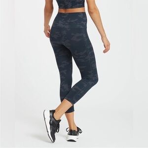 Spanx Look at Me Now Seamless Flattering Cropped Leggings in Black Camo L